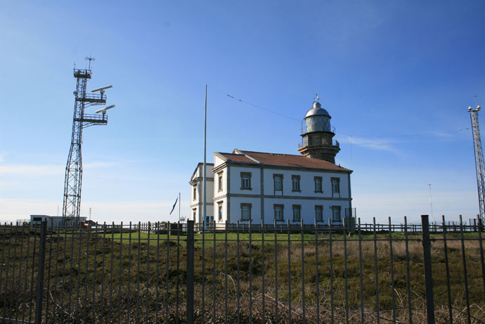 El faro y las torres antenas de radar