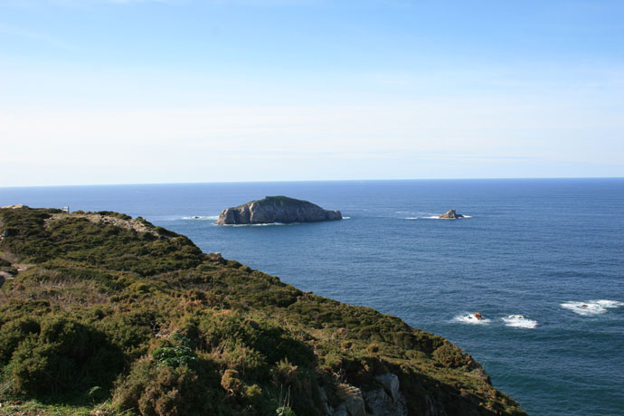 Otra panorámica de Erbosa y del islote El Bravo