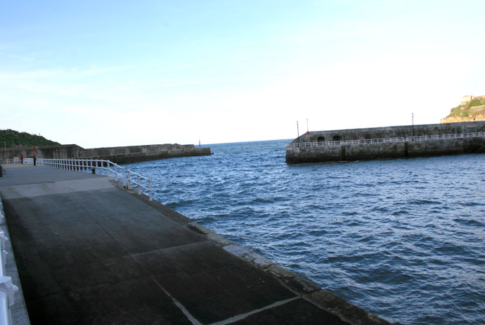 Bocana del puerto de Cudillero