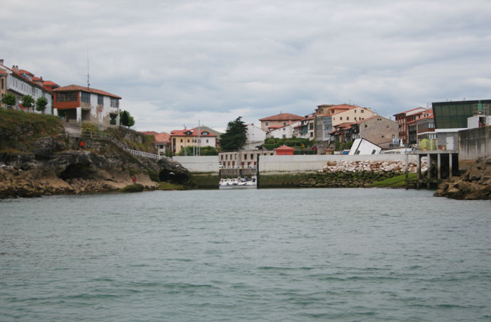 Llanes. Esclusa de protección del puerto deportivo