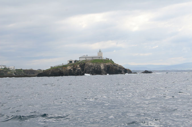 Faro de Tapia de Casariego desde el E