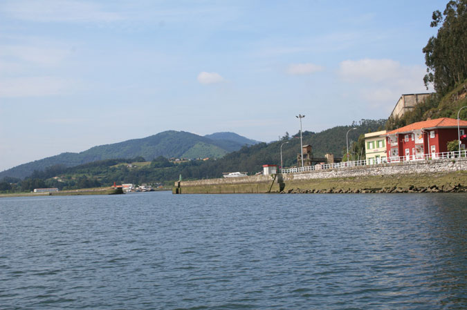 Bocana de acceso al puerto deportivo y pesquero