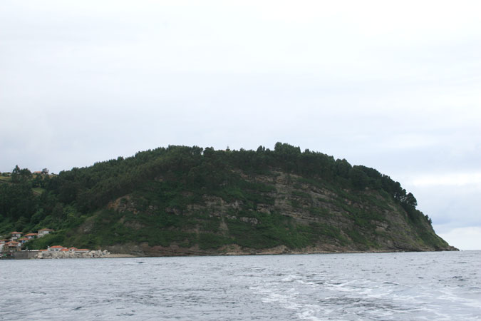 Punta y cúpula del faro de Tazones