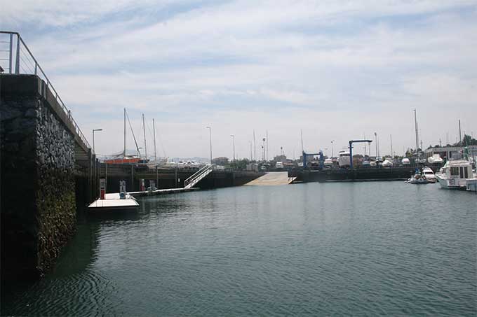Rampa, travelift, grúa y gasolinera