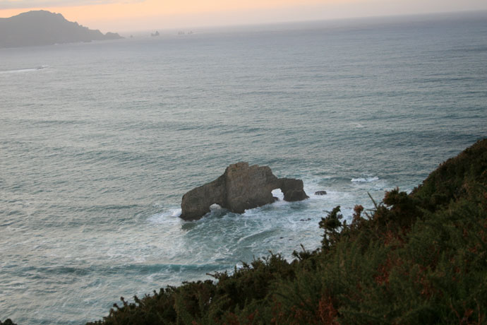 Capricho de la naturaleza. Al fondo cabo Ortegal