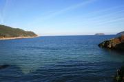 Ría de O Barqueiro. Al fondo la isla Coelleira