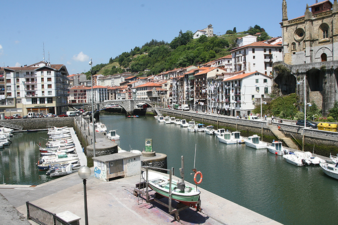 Puerto de Ondarroa. Canal del Artibai. Pantalanes adosados al dique de encauzamiento