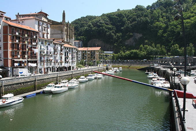 Puerto de Ondarroa. Canal del Artibai. Pantalanes adosados al dique de encauzamiento