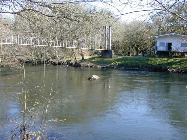 Puente colgante y refugio de pescadores