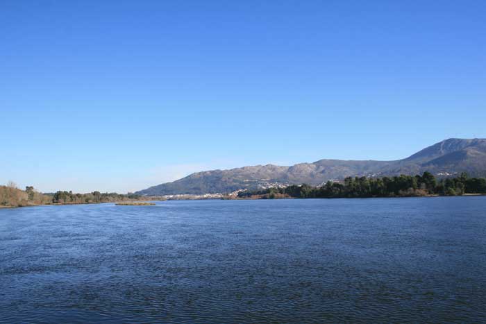 Río Miño. Al fondo Vilanova de Cerveira