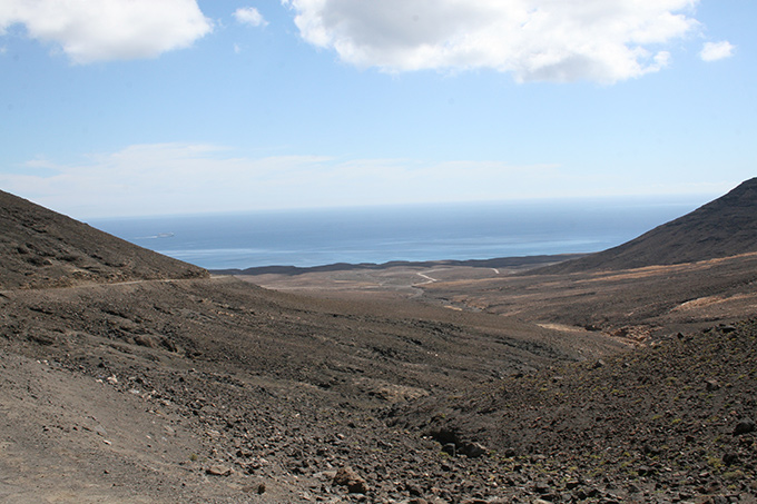 Camino de bajada hacia el cruce vía Morro Jable