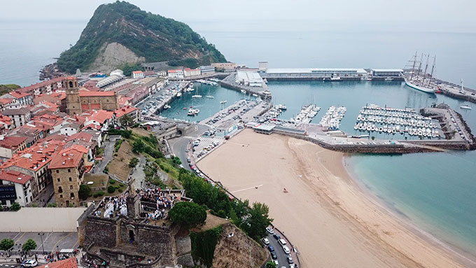 Getaria y el Juan Sebastián Elcano