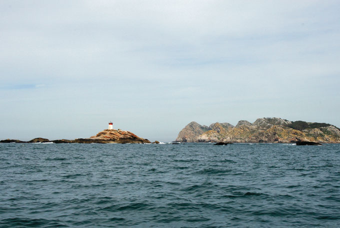 Islote Boeiro. Al fondo la Isla de San Martiño