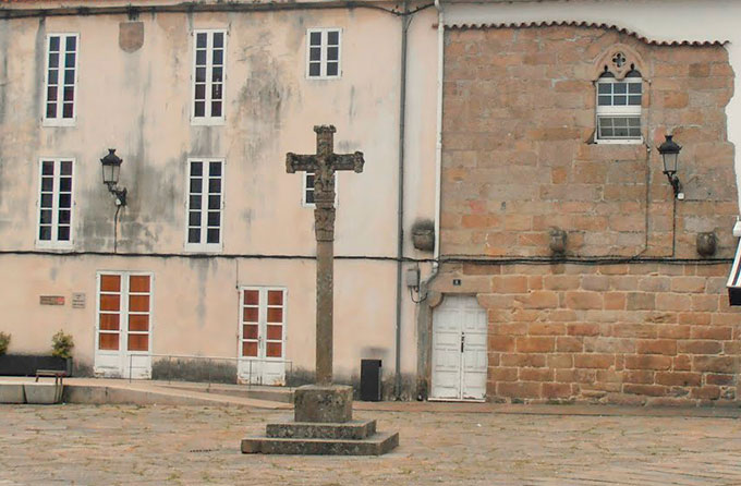 Cruceiro y antigua puerta de la fortaleza de Tapal