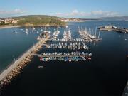 Puerto deportivo y fondeo en la playa de Baltar