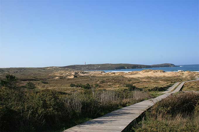 Faro de Punta Frouseira desde la playa de Frouseira