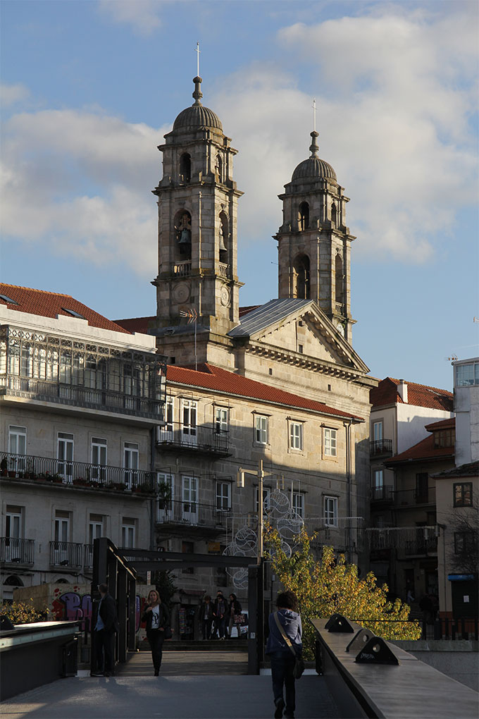 Vigo. La Colegiata desde a Praza da Pedra