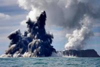 Un volcán erupciona en medio del Pacífico