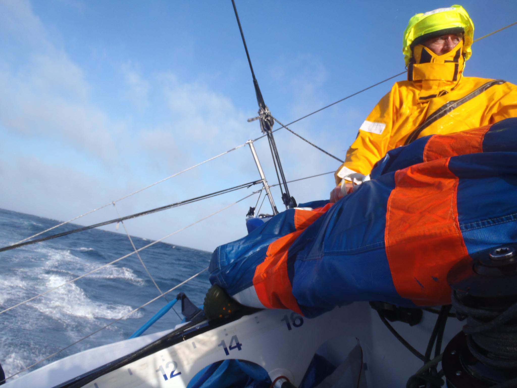 LOÏCK PEYRON SUJETA UNA VELA A BORDO DEL VIRBAC-PAPREC 3