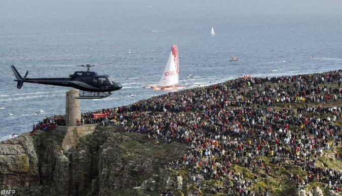 AFICIONADOS VIENDO LA SALIDA EN SAINT MALO