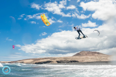 030724_qatar_kite04