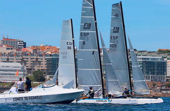 2022-05-28-Imagen-de-los-F18-con-Fabian-Migoya-Alberto-Torné-del-Náutico-Vilanova-de-Barcelona-dominando-(Foto-Pedro-Seoane)