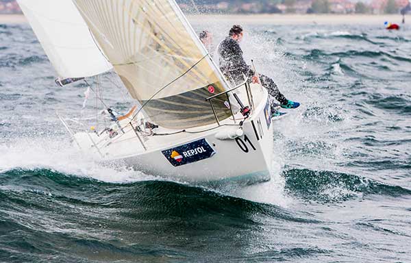 Las-complicadas-condiciones-de-mar,-viento-y-lluvia-dieron-más-emoción-al-Campeonato-de-España-J80---Trofeo-Repsol---Foto-©-Rosana-Calvo-