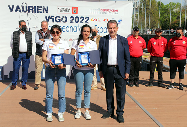 Paula-y-Paloma-González-con-el-alcalde