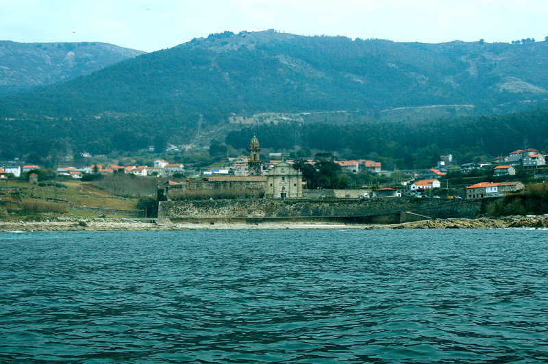 Monasterio de Santa María de Oia desde la mar