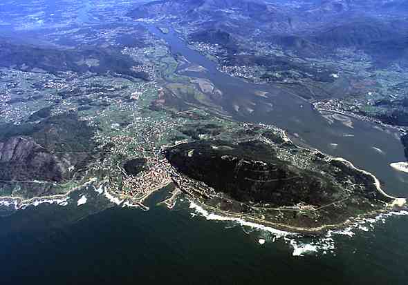 Puerto y costa de A Guarda. Al Fondo el estuario del rio Miño