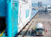 El ferry Abel Matutes de Balearia recibe su primer suministro de GNL, en el puerto de Barcelona