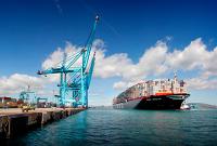 El portacontenedores con mayor capacidad del mundo escala en el puerto de Algeciras