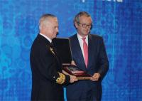 La Armada premia al Salón Náutico de Barcelona por su 50 aniversario 
