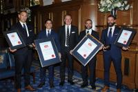 Las tripulaciones de dos helicópteros de Salvamento Marítimo reciben un premio de la organización británica, Shipwrecked Mariner’s Society 