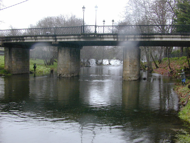 Puente en Carballiño. Orillas con pescadores