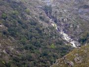 Afluentes en bajada por el valle desembocando en cascada 2