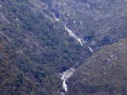  Afluentes en bajada por el valle desembocando en cascada