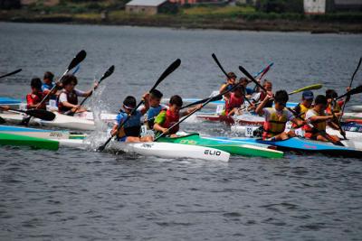 Más de 450 deportistas en la IV regata provincial de Catoira