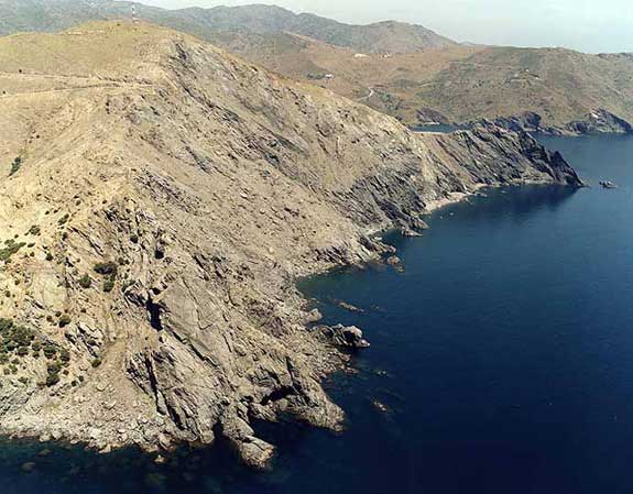 Punta de la Merce en primer plano, Pta. Claper y entrada a Portbou