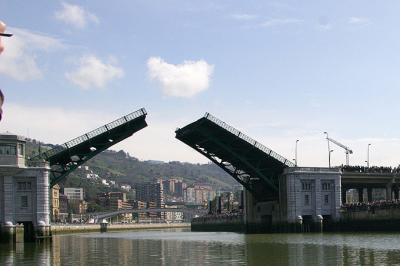 La Regata Ingenieros - Deusto solicita que vuelva a levantase el Puente de Deusto