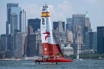 El equipo español de SailGP cumple en un primer día de regatas protagonizado por la baja intensidad del viento