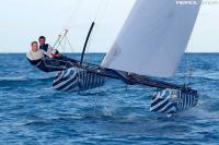 Cammas vuela con el cata “Flying Phantom” en Saint-Malo