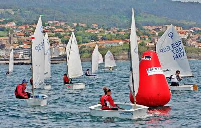 Jóvenes promesas de la vela en Galicia navegarán este fin de semana en Baiona