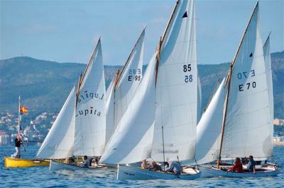 La XIX Diada de Mallorca de Vela Latina iza velas en Cala Gamba