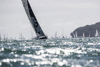 Alex Pella compite en la Rolex Fasnet Race a bordo del “Oman Sail”