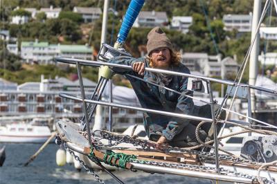 El participante más joven de la Golden Globe  se retira y el líder de la regata está bajo amenaza