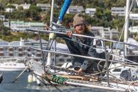 El participante más joven de la Golden Globe  se retira y el líder de la regata está bajo amenaza