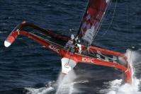 Francis Joyon espera en The North Cove los vientos que le permitan batir en solitario el record del Atlántico