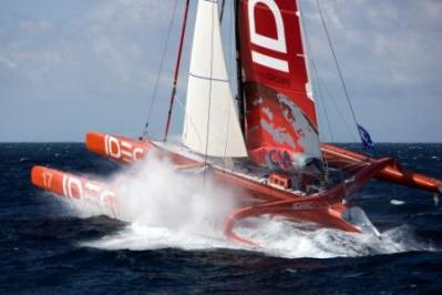 Francis Joyon vuela con su maxi trimarán IDEC por el atlántico. 