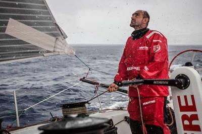 MAPFRE pelea por el primer puesto a menos de 500 millas de meta